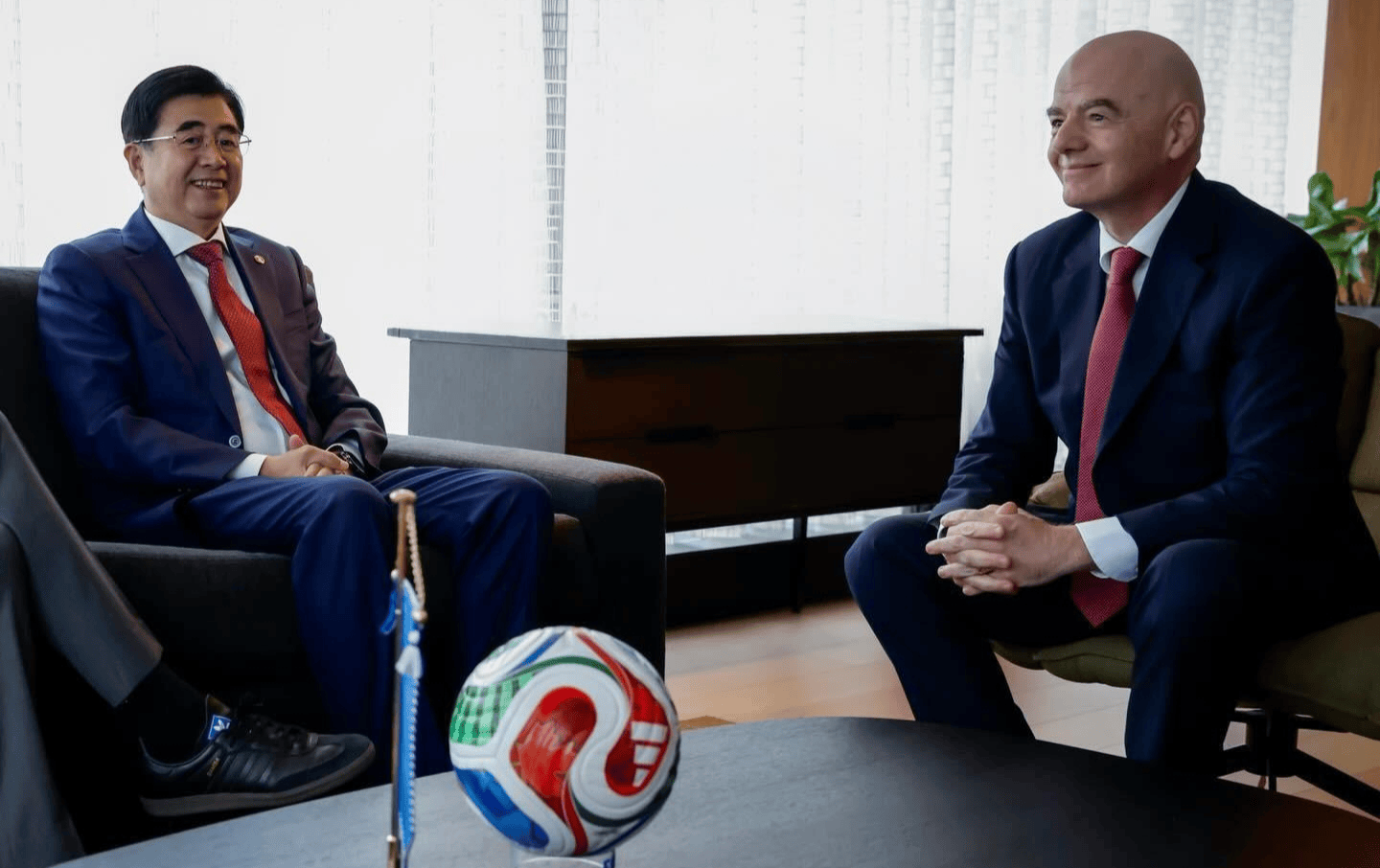 开云-FIFA秘书长已抵京+温格陪同！已与足协主席见面 全力劝说央视签字